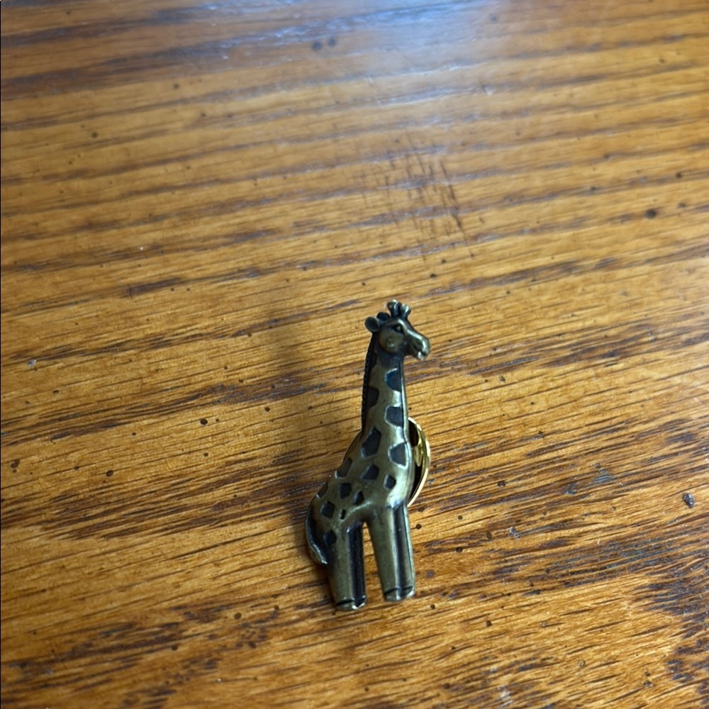 Giraffe push pin